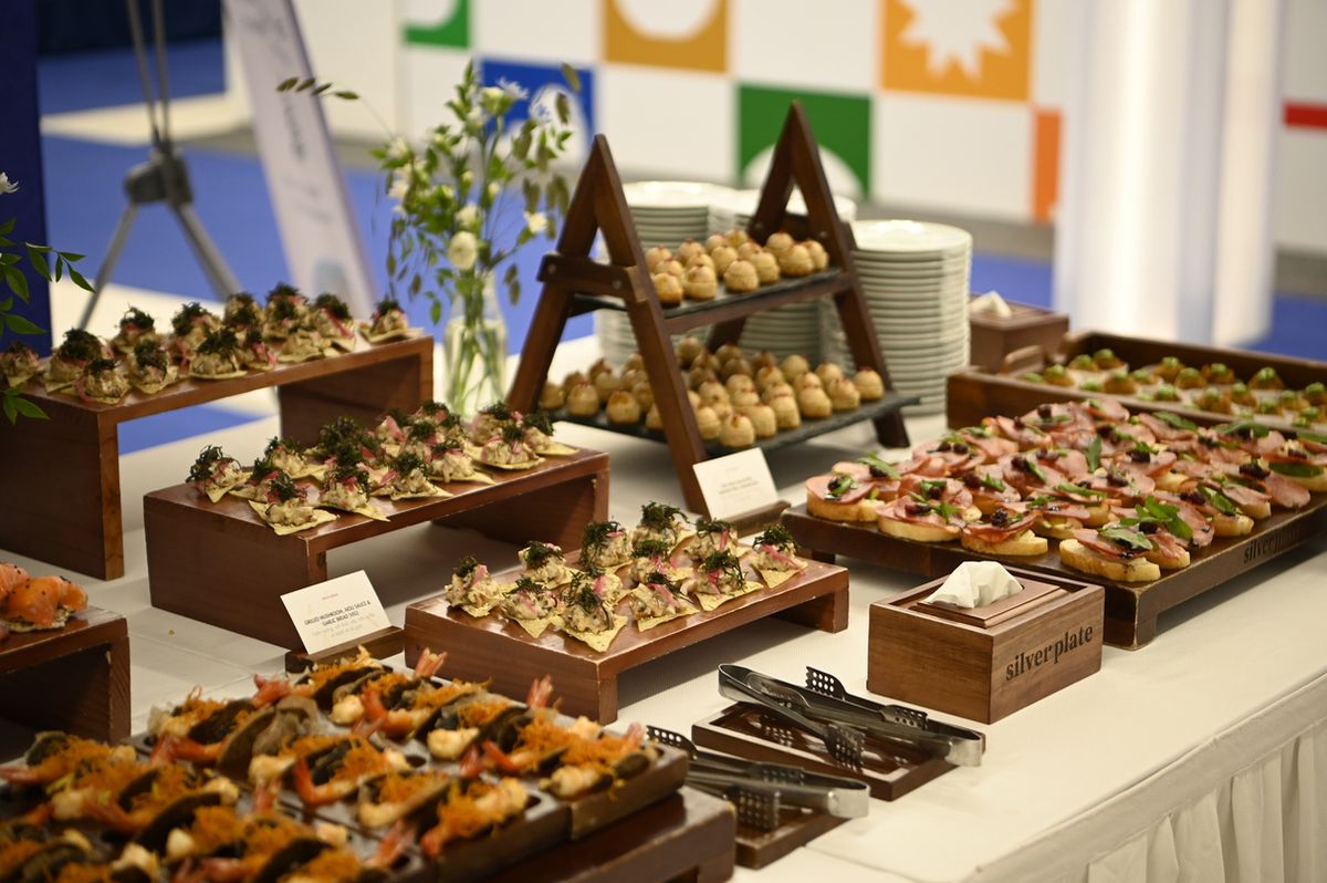 Quầy buffet với khay gỗ